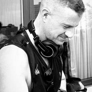 Listen to DJ BEN BAKER || PODCASTS AND LIVE SETS in the App